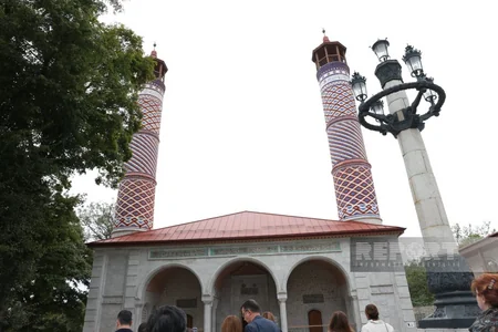 Müsəlman ölkələrindən olan diplomatlar Yuxarı Gövhər Ağa məscidində namaz qılıblar