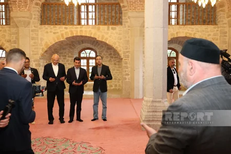 Müsəlman ölkələrindən olan diplomatlar Yuxarı Gövhər Ağa məscidində namaz qılıblar