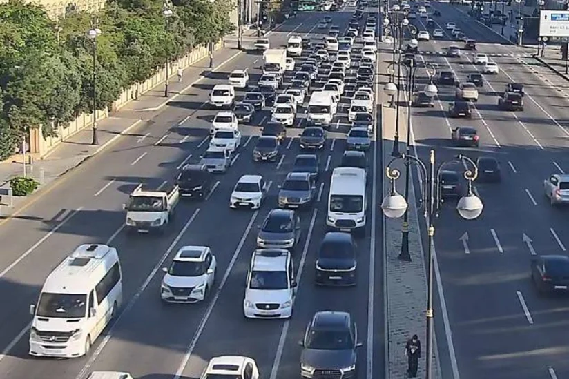 Bakının bir çox yollarında tıxac yaranıb