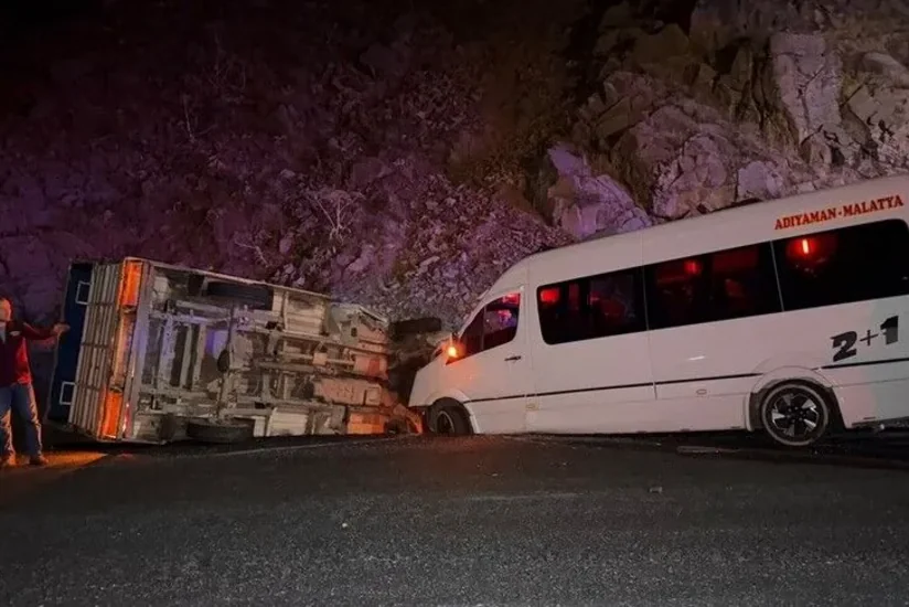 Giresunda mikroavtobusla yük maşını toqquşub, 23 nəfər xəsarət alıb