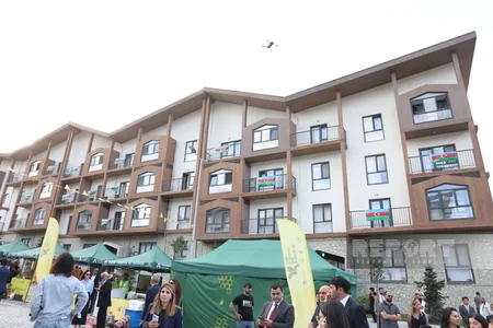Xarici diplomatlar Kəlbəcərdə keçirilən Bal Festivalında iştirak ediblər