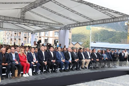 Xarici diplomatlar Kəlbəcərdə keçirilən Bal Festivalında iştirak ediblər