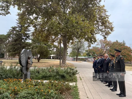 Azərbaycanın Serbiyadakı səfiri Belqradda Heydər Əliyevin abidəsini ziyarət edib