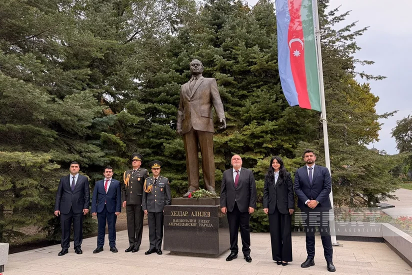 Azərbaycanın Serbiyadakı səfiri Belqradda Heydər Əliyevin abidəsini ziyarət edib