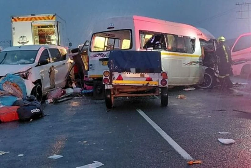 В ЮАР при столкновении трех автомобилей погибло более 20 человек
