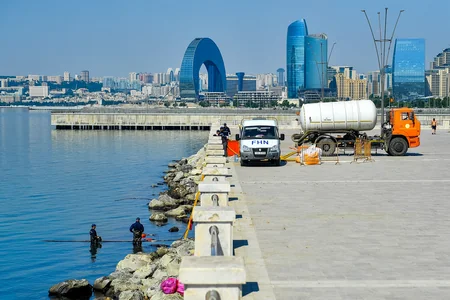 Baku Boulevard area waters cleaned of waste