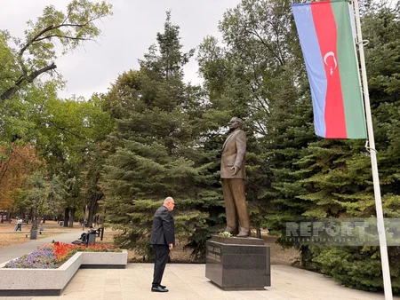 Azərbaycanın Serbiyadakı səfiri Belqradda Heydər Əliyevin abidəsini ziyarət edib