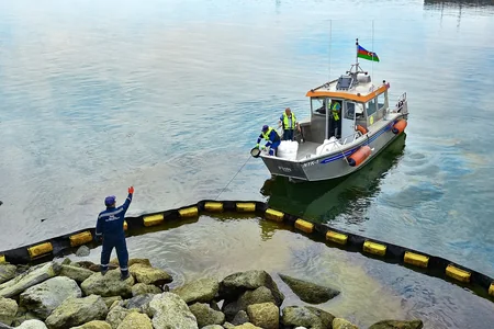 Baku Boulevard area waters cleaned of waste