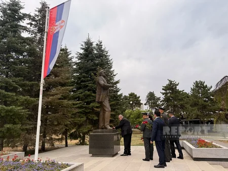 Azərbaycanın Serbiyadakı səfiri Belqradda Heydər Əliyevin abidəsini ziyarət edib