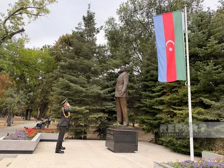 Azərbaycanın Serbiyadakı səfiri Belqradda Heydər Əliyevin abidəsini ziyarət edib