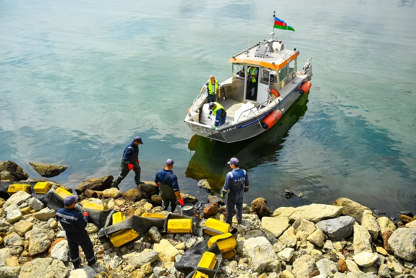 Baku Boulevard area waters cleaned of waste