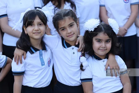 Məktəblərdə ilk dərs günü həyəcanı - FOTOREPORTAJ