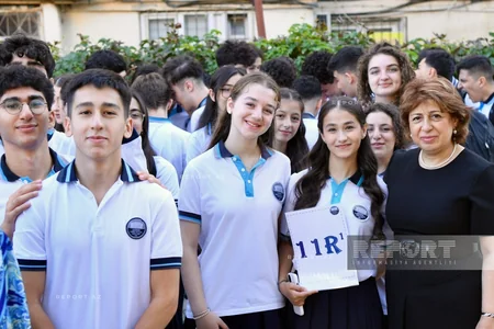 Məktəblərdə ilk dərs günü həyəcanı - FOTOREPORTAJ
