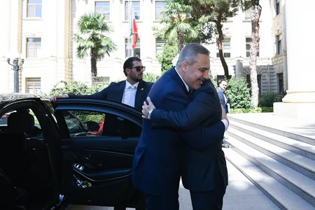 Ceyhun Bayramov türkiyəli həmkarı Hakan Fidanı qarşılayıb, təkbətək görüş olub