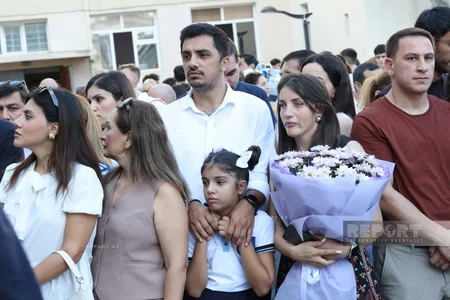Məktəblərdə ilk dərs günü həyəcanı - FOTOREPORTAJ