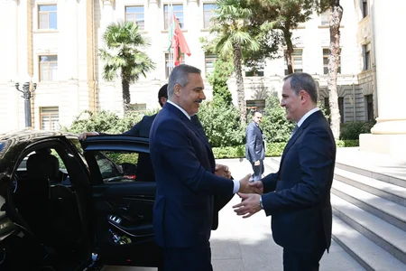 Ceyhun Bayramov türkiyəli həmkarı Hakan Fidanı qarşılayıb, təkbətək görüş olub