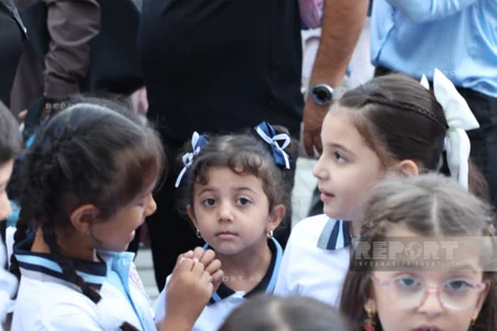 Məktəblərdə ilk dərs günü həyəcanı - FOTOREPORTAJ