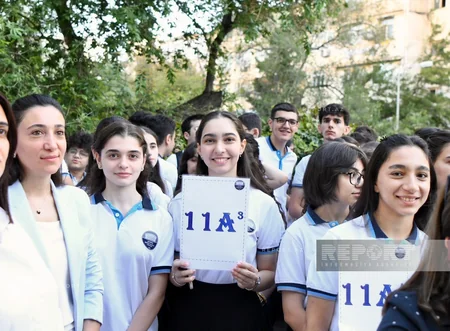 Məktəblərdə ilk dərs günü həyəcanı - FOTOREPORTAJ