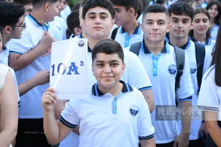 Məktəblərdə ilk dərs günü həyəcanı - FOTOREPORTAJ