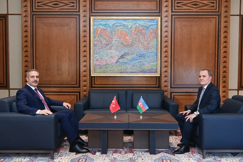 Ceyhun Bayramov türkiyəli həmkarı Hakan Fidanı qarşılayıb, təkbətək görüş olub