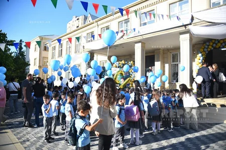 Məktəblərdə ilk dərs günü həyəcanı - FOTOREPORTAJ