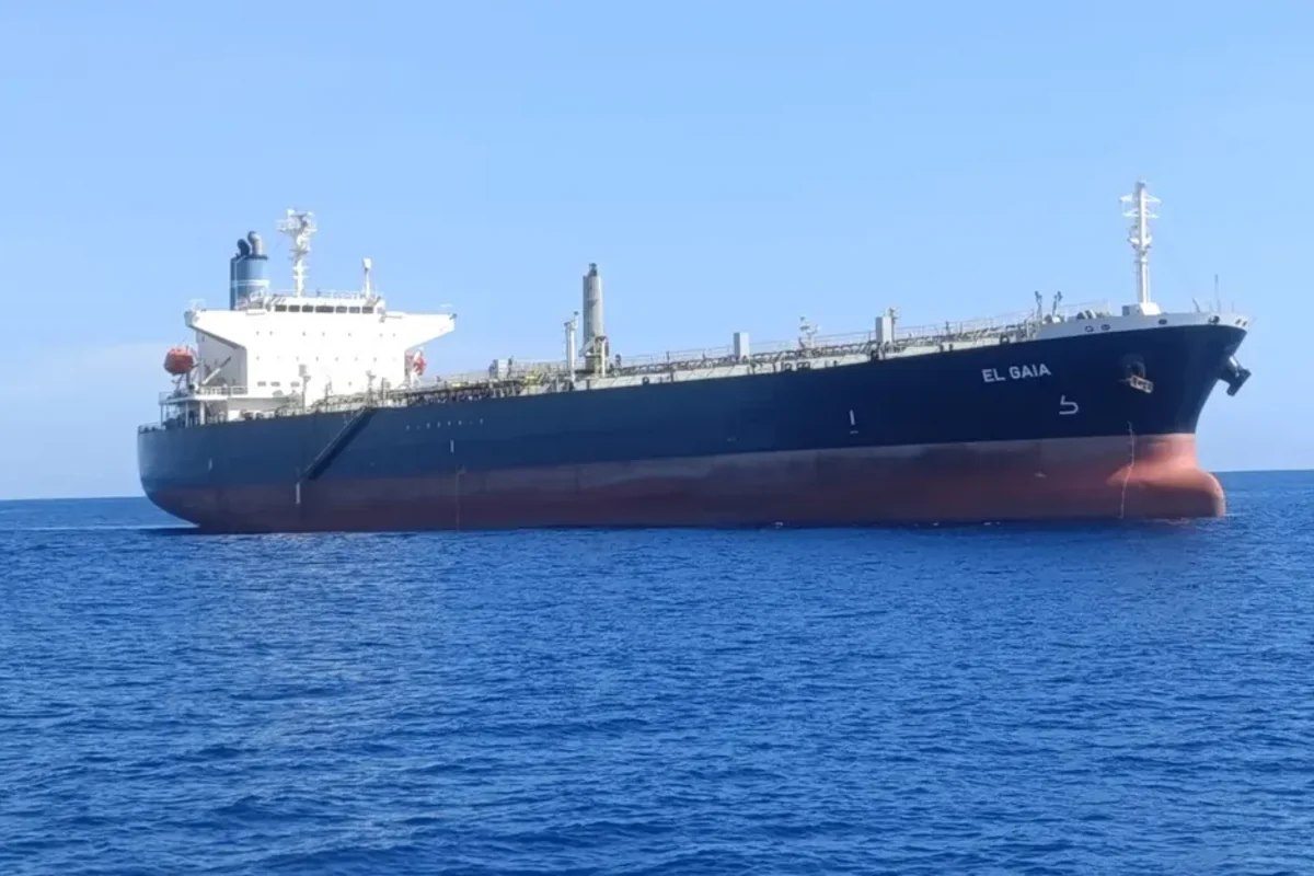 КСИР: В Ормузском проливе нефтяной танкер подорвался на мине