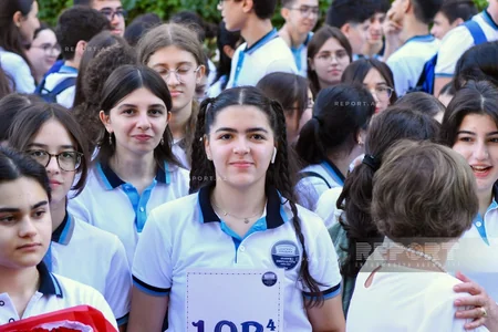 Məktəblərdə ilk dərs günü həyəcanı - FOTOREPORTAJ