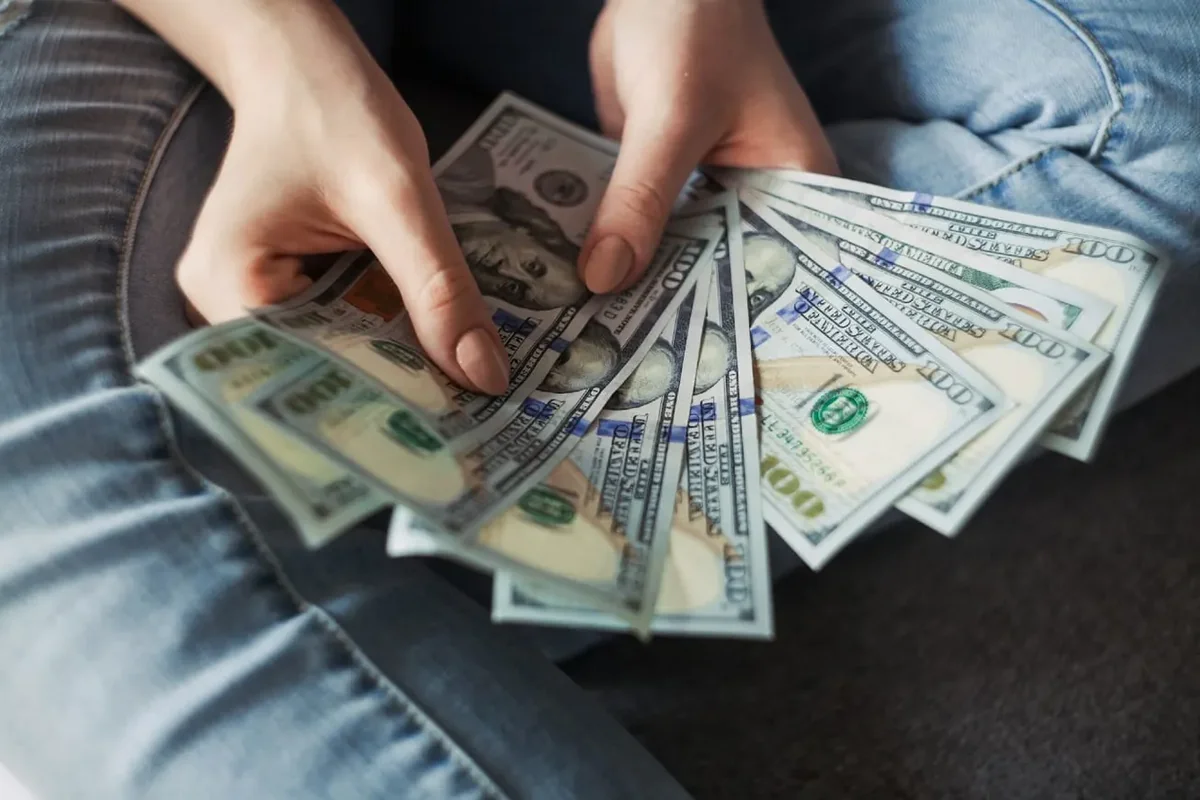 Americans' incomes hit a record high in 2025