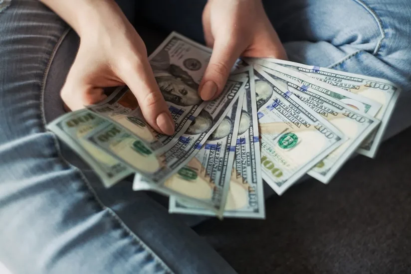 Americans' incomes hit a record high in 2025