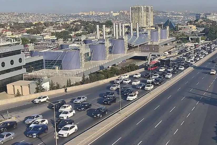 Bakıda 10 istiqamətdə tıxac yaranıb