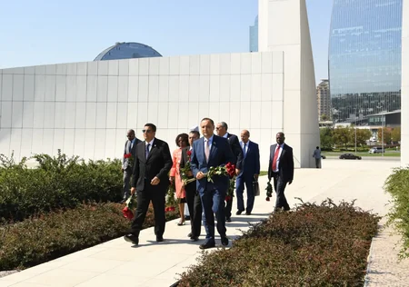 Pan-Afrika Parlamentinin prezidenti Fəxri xiyabanı və Zəfər parkını ziyarət edib