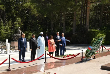 Pan-Afrika Parlamentinin prezidenti Fəxri xiyabanı və Zəfər parkını ziyarət edib