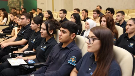Kəmaləddin Heydərov könüllülərin sertifikatlarla təltifetmə mərasimində iştirak edib