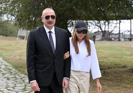 Prezident Şamaxıda Pir Ömər Sultan ziyarətgahında aparılan konservasiya işləri ilə tanış olub - YENİLƏNİB