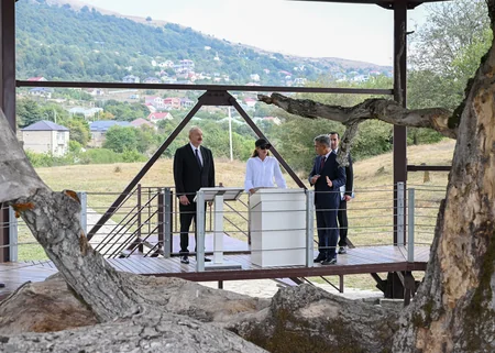 Prezident Şamaxıda Pir Ömər Sultan ziyarətgahında aparılan konservasiya işləri ilə tanış olub - YENİLƏNİB