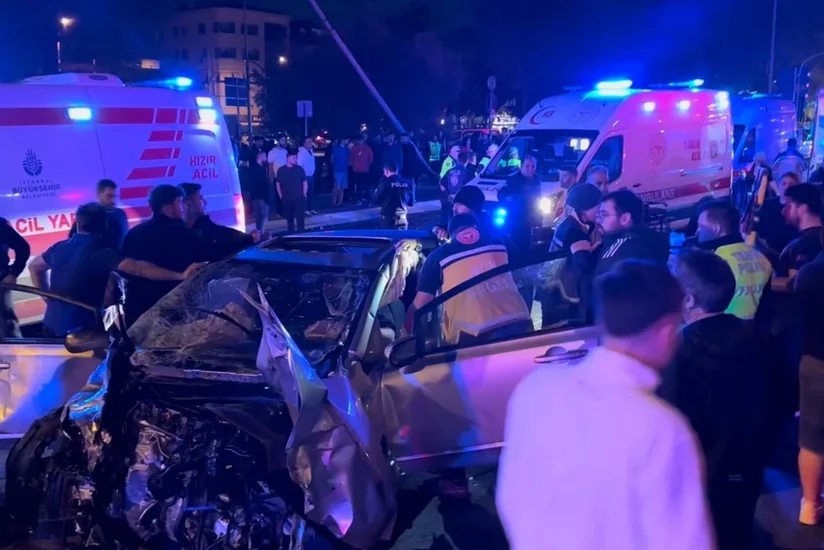 İstanbulda iki avtomobil toqquşub, 9 nəfər xəsarət alıb