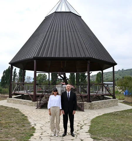 Prezident Şamaxıda Pir Ömər Sultan ziyarətgahında aparılan konservasiya işləri ilə tanış olub - YENİLƏNİB
