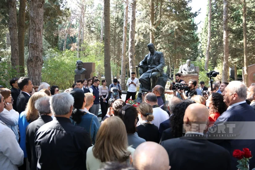 Beynəlxalq Musiqi Festivalının iştirakçıları Üzeyir Hacıbəyovun məzarını ziyarət ediblər