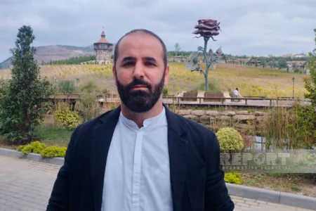 Sabit Zamanov: Hər şeyə rəğmən sevgi gül kompozisiyası həyatı assosiasiya edir