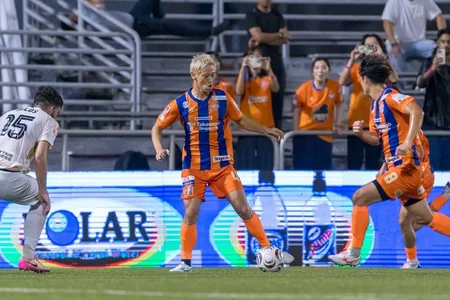 Neftçinin keçmiş futbolçusu Honda 40 yaşında Sinqapur çempionatında debüt edib
