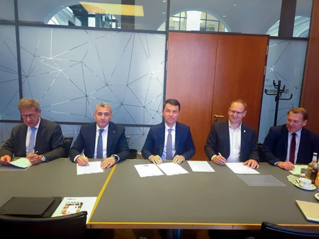 ADY, Port of Hamburg sign cooperation protocol