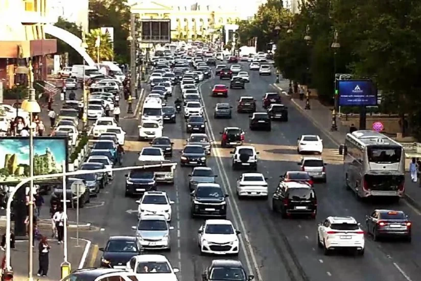 В Баку почти на 20 улицах и проспектах затруднено движение транспорта