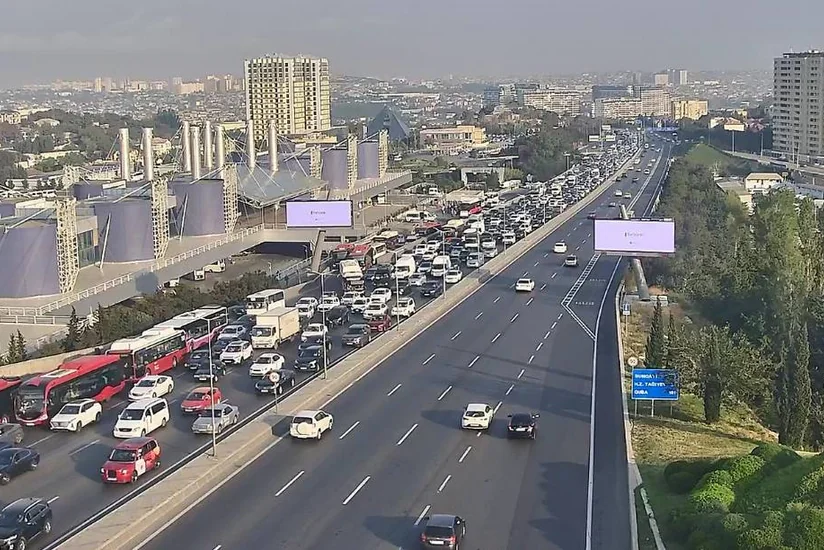На ряде улиц и проспектов Баку затруднено движение транспорта