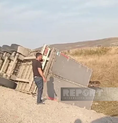 Ağdərədə xırdabuynuzlu heyvanları daşıyan yük maşını aşıb