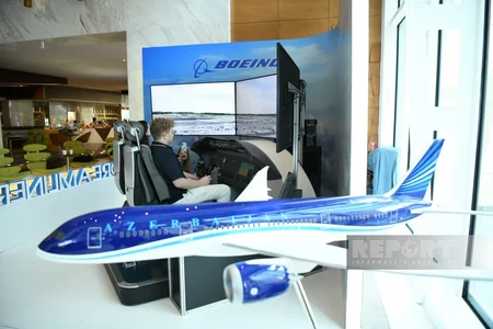 AZAL Bakıda Boeing 787 Dreamliner uçuş simulyatorunu nümayiş etdirir