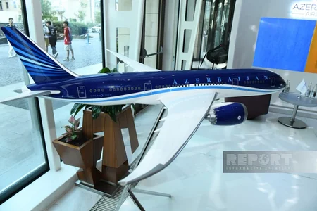 AZAL Bakıda Boeing 787 Dreamliner uçuş simulyatorunu nümayiş etdirir