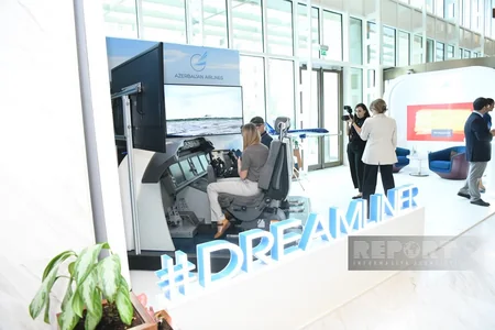 AZAL Bakıda Boeing 787 Dreamliner uçuş simulyatorunu nümayiş etdirir