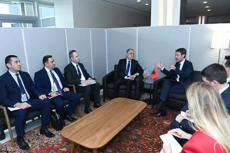 Ceyhun Bayramov albaniyalı həmkarını Ermənistanla davam edən sülh prosesi barədə məlumatlandırıb