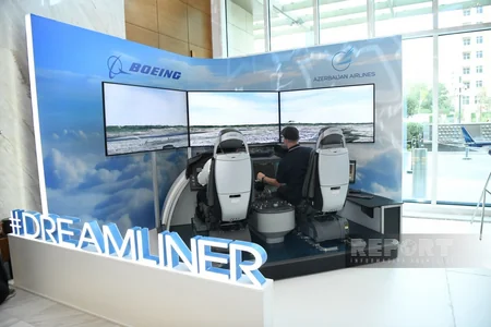AZAL Bakıda Boeing 787 Dreamliner uçuş simulyatorunu nümayiş etdirir