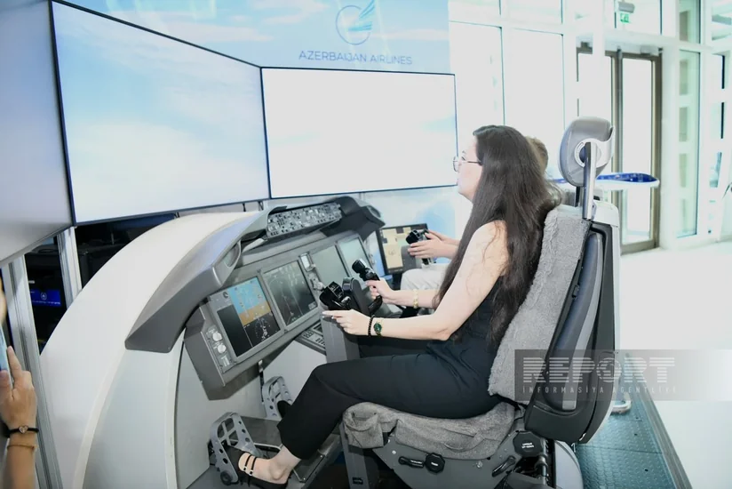 AZAL Bakıda Boeing 787 Dreamliner uçuş simulyatorunu nümayiş etdirir